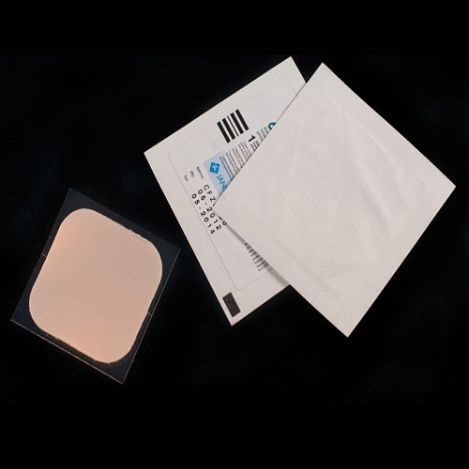 Se trata de un parche autoadhesivo que libera hormonas durante tres semanas, momento en que se sustituye por uno nuevo. 